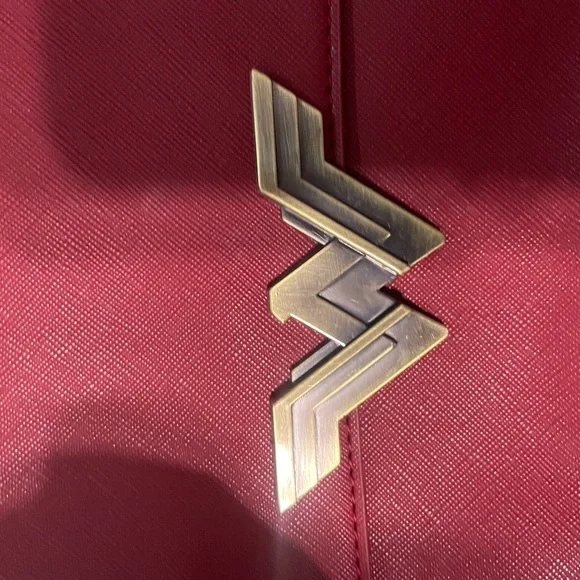 DC Comics Wonder Woman Red Crossbody Bag | Gold Logo Messenger Purse - Picture 2 of 7